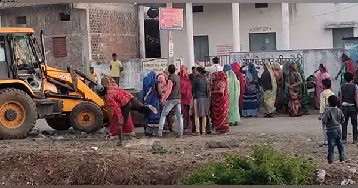 MP: 5 policemen injured as locals hurl stones during anti-encroachment drive in Ujjain